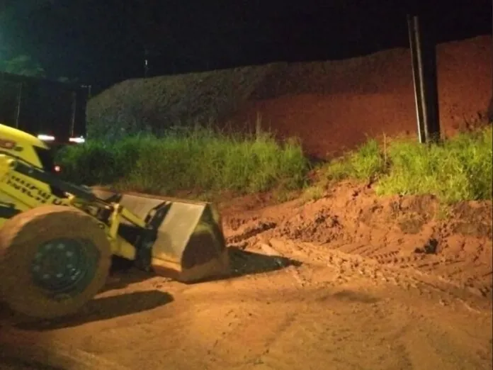 Deslizamento de terra na SC-135 mobiliza Defesa Civil em Videira