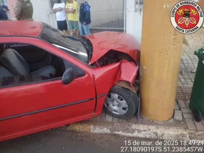 Colisão carro x poste deixa homem de 49 anos ferido em Ibiam