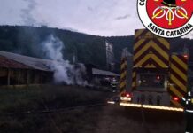 Incêndio atinge depósito de lenha em Pinheiro Preto