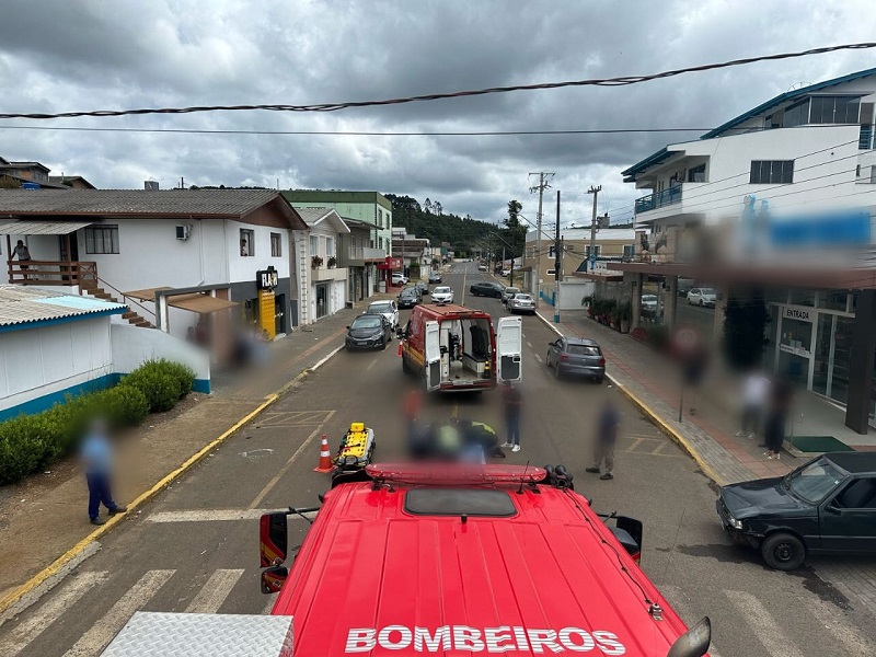 Motociclista fica ferida em colisão no centro de Fraiburgo