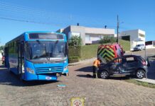 Ônibus e carro colidem na Vila Paraíso em Caçador