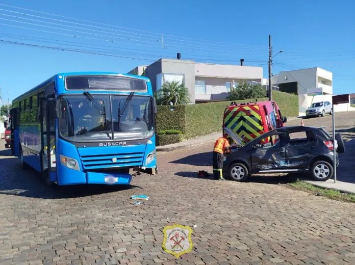 Ônibus e carro colidem na Vila Paraíso em Caçador