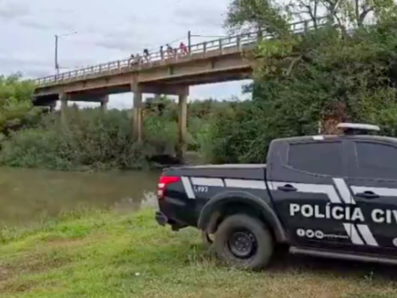 Criança morre após ser arremessada de ponte pelo próprio pai