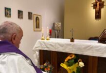 Vaticano divulga primeira foto do Papa Francisco desde internação