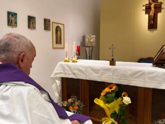 Vaticano divulga primeira foto do Papa Francisco desde internação