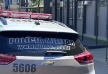 Homem furta carro, causa acidente, colide com viatura e é preso em SC