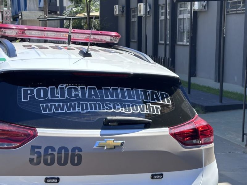 Homem furta carro, causa acidente, colide com viatura e é preso em SC