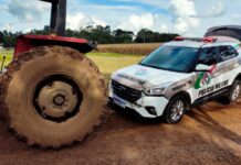 Homem tenta passar com trator por cima de viatura da PM e acaba preso