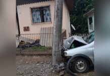 Carro se choca com poste e motorista fica ferido