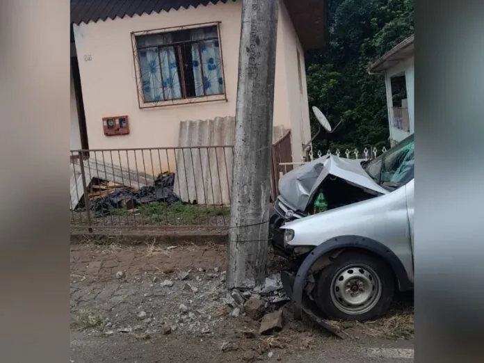 Carro se choca com poste e motorista fica ferido