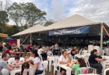 Prestigie a praça de alimentação da Festa de aniversário de Caçador