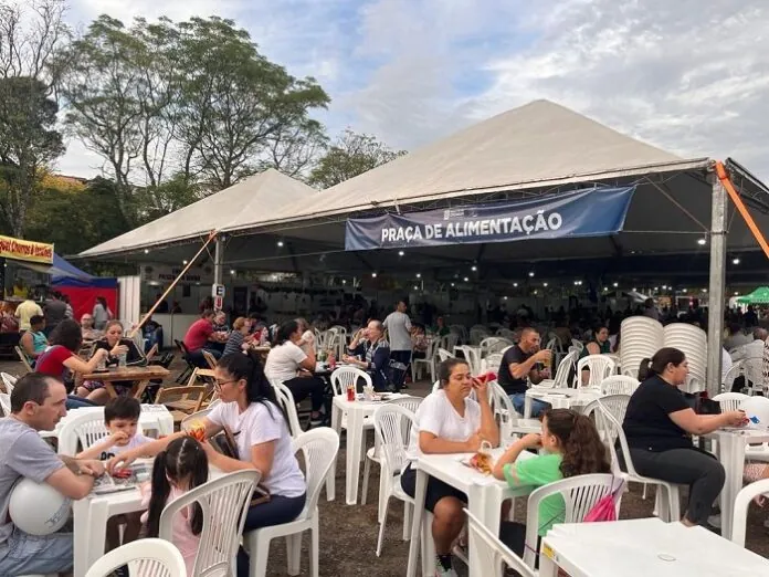 Prestigie a praça de alimentação da Festa de Caçador