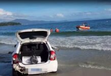 Homem abandona carro, se joga no mar e nada por duas horas, mas acaba preso