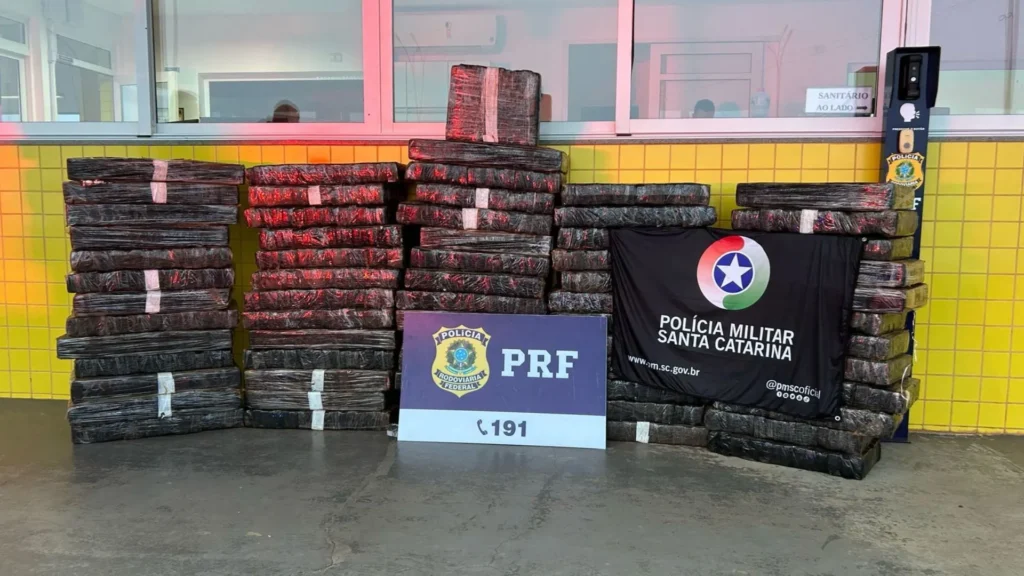 Motorista abandona Hilux com mais de 700 kg de maconha