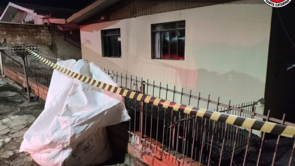 Corpo carbonizado é encontrado após incêndio consumir residência