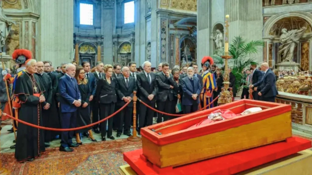 Lula, Janja e Dilma comparecem ao velório do Papa Francisco no Vaticano