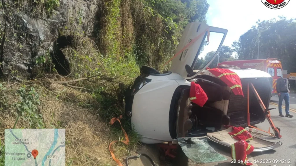 Motorista fica ferido após capotar veículo da Prefeitura em Tangará