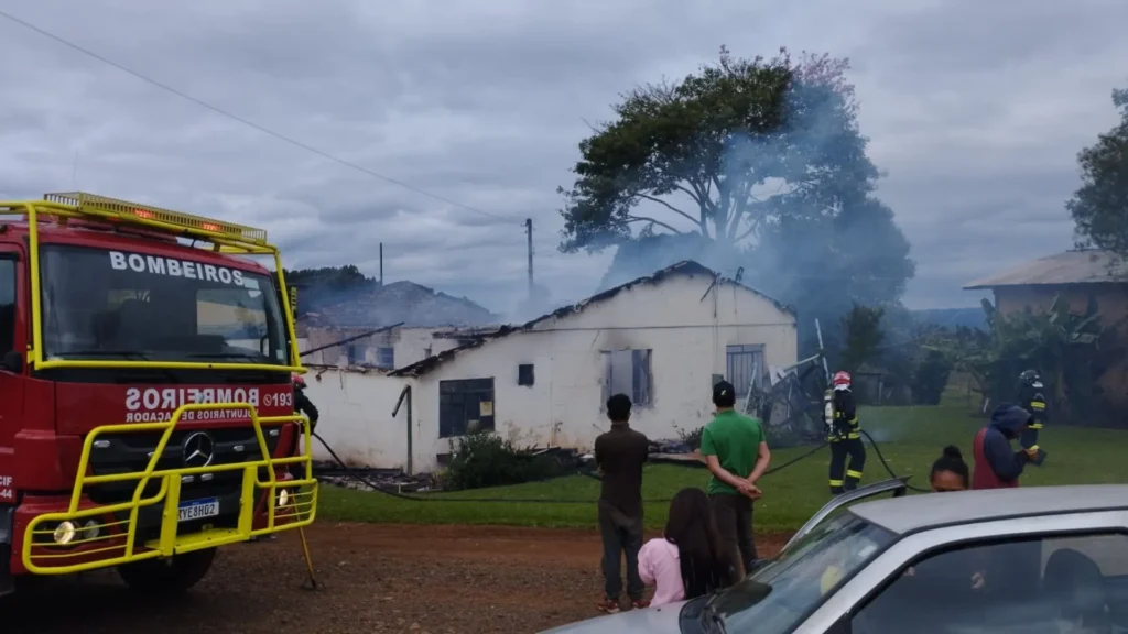 Incêndio destrói residência na Linha Cará, interior de Caçador
