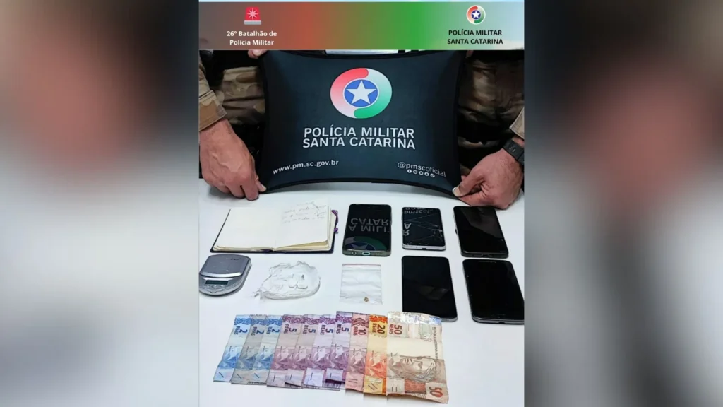 Homem com mandado por tráfico é preso em flagrante