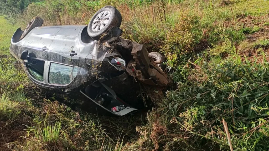 Carro de Caçador capota e motorista fica ferida na SC-135