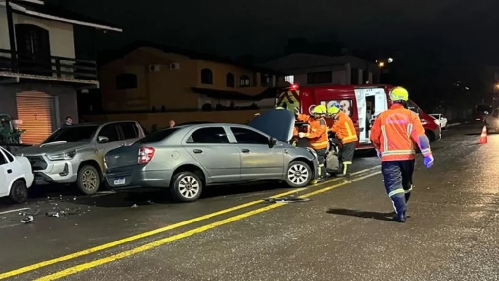 Engavetamento com cinco veículos deixa três feridos