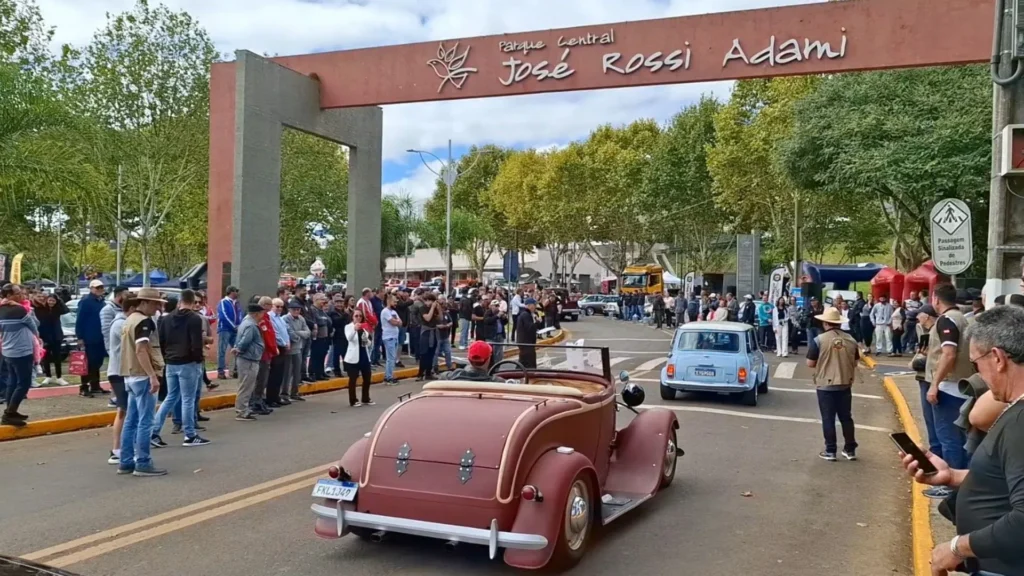 Encontro de carros antigos movimenta Caçador no final de semana