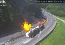 Carreta com combustível tomba, pega fogo e interdita BR-101 em SC