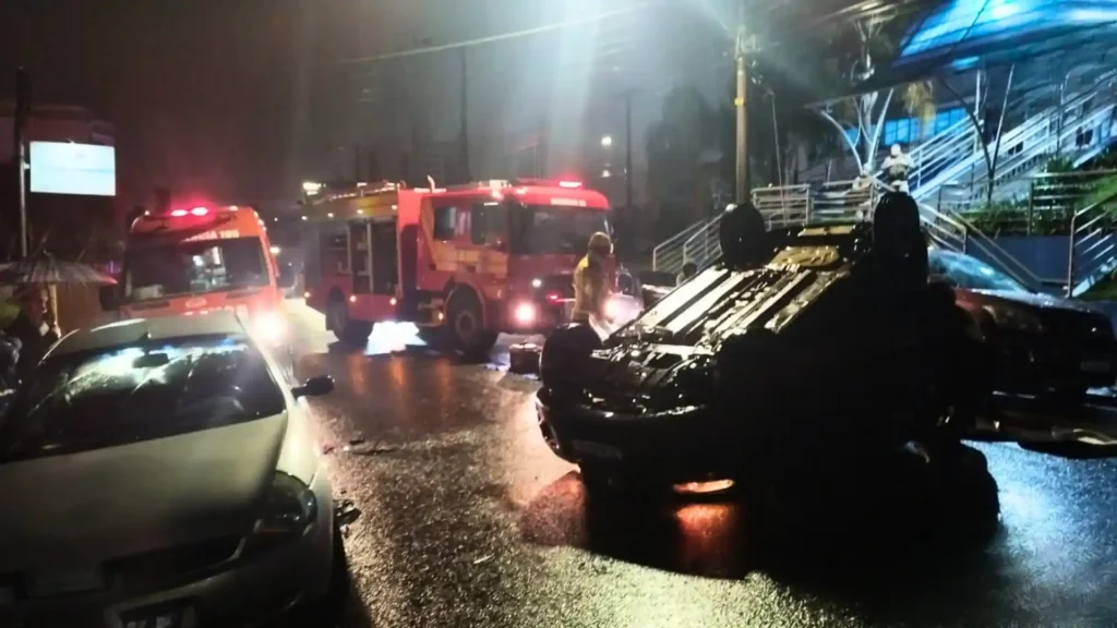 Carro capota em frente a hospital e mulher fica presa às ferragens