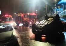 Carro capota em frente a hospital e mulher fica presa às ferragens