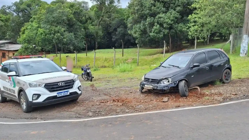 Jovem fica em estado grave após colisão entre moto e carro
