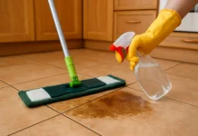 O truque com vinagre que limpa o piso engordurado sem deixar rastro