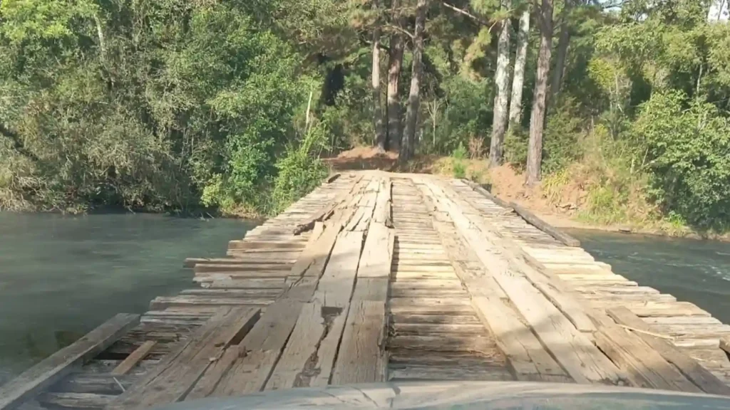 Ponte entre Macieira e Caçador segue sem reparos e preocupa moradores