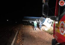 Colisão entre caminhões deixa dois homens feridos na SC-452