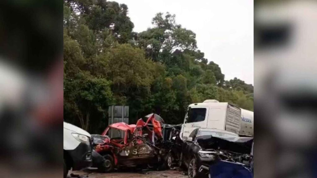 Engavetamento com 7 veículos deixa três mortos na BR-116