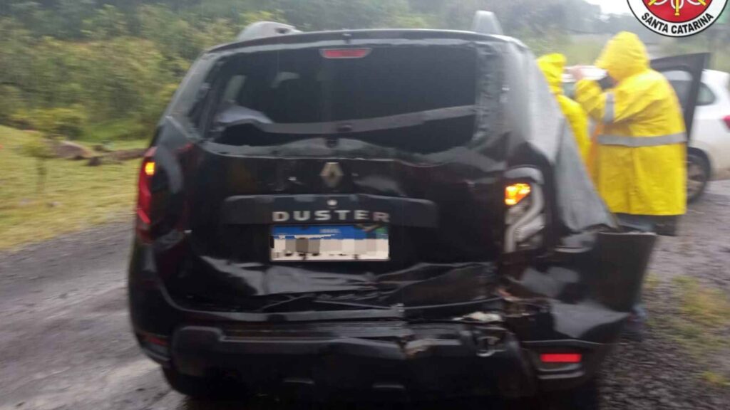 Carro para na pista e causa acidente, deixando menor ferida