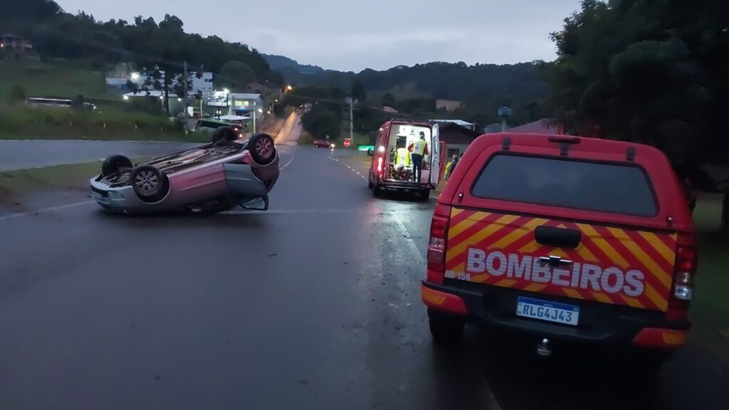 Veículo capota na entrada da Linha Santa Bárbara, em Videira