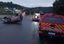 Veículo capota na entrada da Linha Santa Bárbara, em Videira