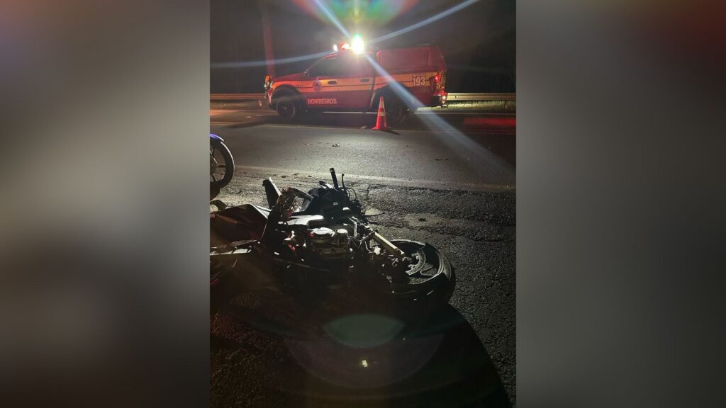 Jovem morre em colisão frontal entre moto e caminhão na BR-116