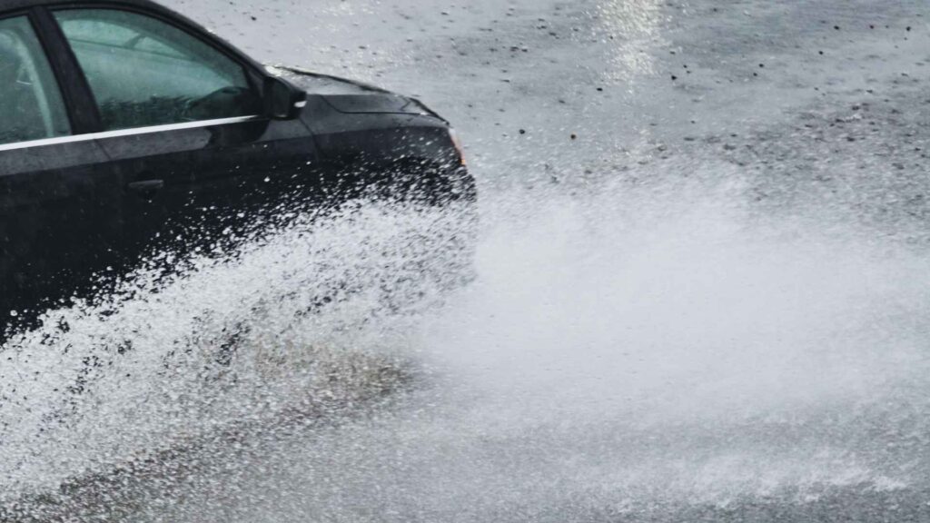 INMET emite alerta de chuvas fortes para Santa Catarina