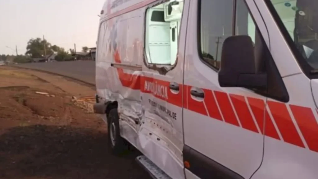Mulher morre em colisão entre ambulância e caminhão