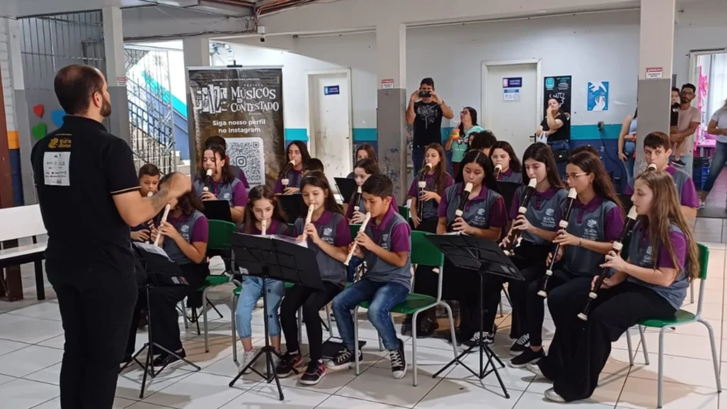 Orquestra de Flauta se apresenta para famílias na Escola Joaquim Amarante