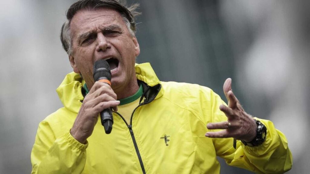 Bolsonaro é hospitalizado após sentir dores abdominais