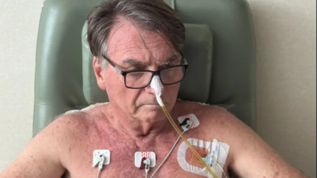 Bolsonaro continua internado após cirurgia e não pode receber visitas