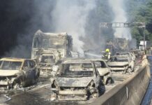 Ao menos 25 veículos pegam fogo após carreta explodir na BR-101