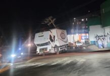 Caminhão dispara e colide em poste de energia elétrica