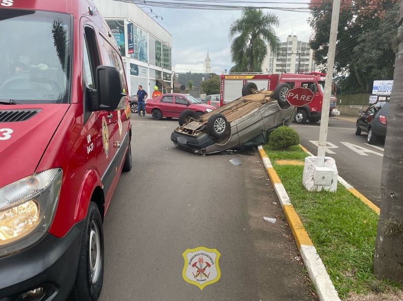 Capotamento no centro de Caçador chama a atenção