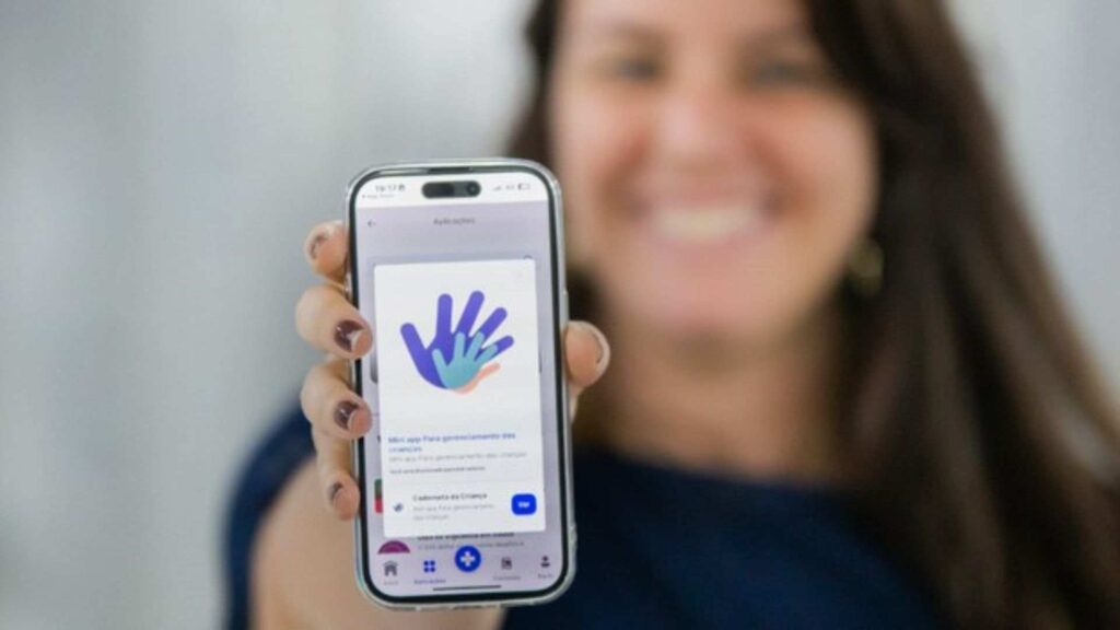 Pais já podem consultar caderneta de saúde da criança pelo celular
