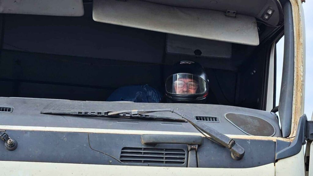 PRF flagra carreta sem para-brisa e motorista de capacete em SC