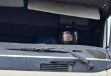 PRF flagra carreta sem para-brisa e motorista de capacete em SC