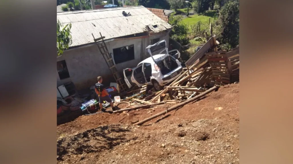 Veículo sai da pista, desce ribanceira e colida contra casa